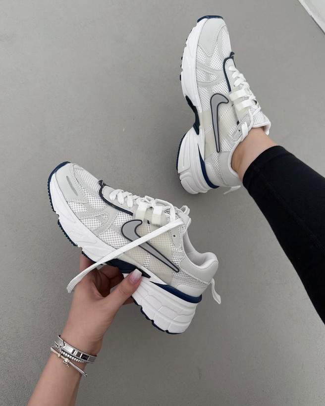 کتونی نایک V2K سفید با خط سورمه ای | Nike V2K white-blue line Sneakers